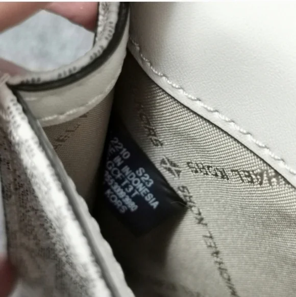 Authentic Michael Kors Jet Set Envelope Crossbody | Vanilla Signature | NWT - Picture 4 of 11